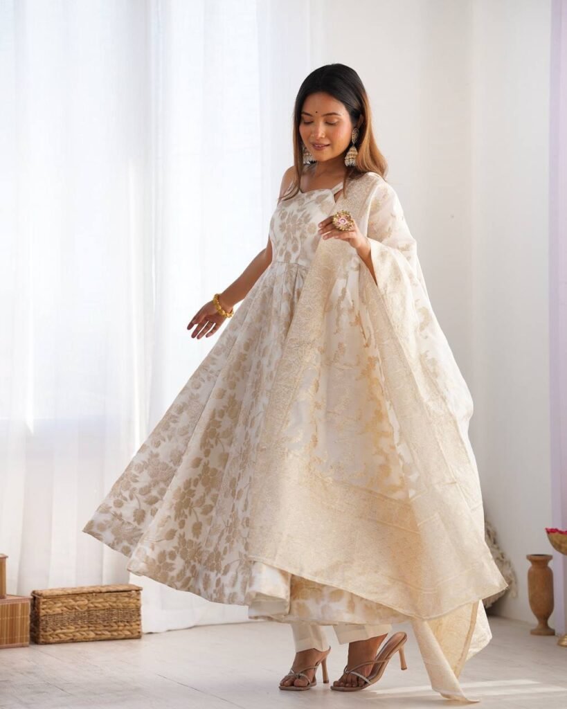 Off-White Banarasi Jacquard Dola Silk Fully Flared Anarkali Suit Set - Photo 3