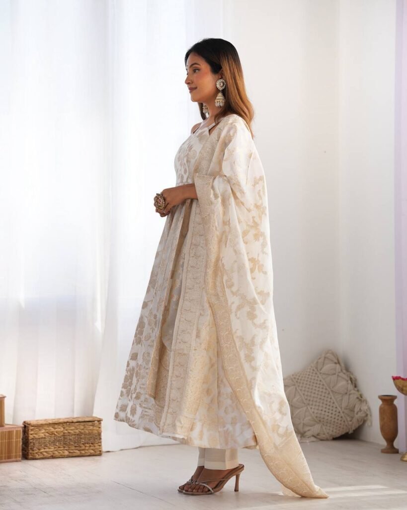 Off-White Banarasi Jacquard Dola Silk Fully Flared Anarkali Suit Set - Photo 4