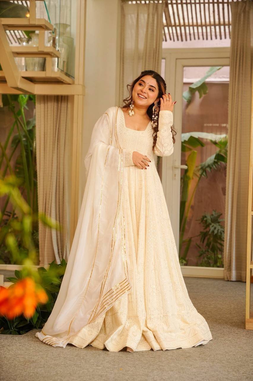 Elegant Ivory Embroidered Anarkali Gown Set - Image 4