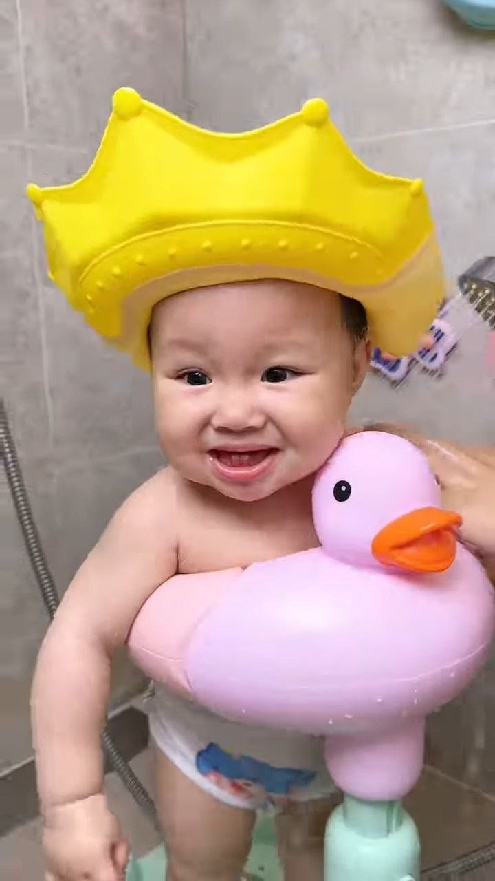 Baby Standing Bath Support with Safety Ring Design - Image 4