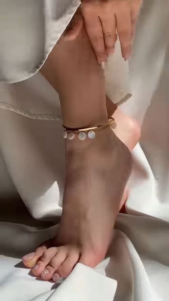 Elegant Gold-Tone Coin Charm Anklet - Photo 2