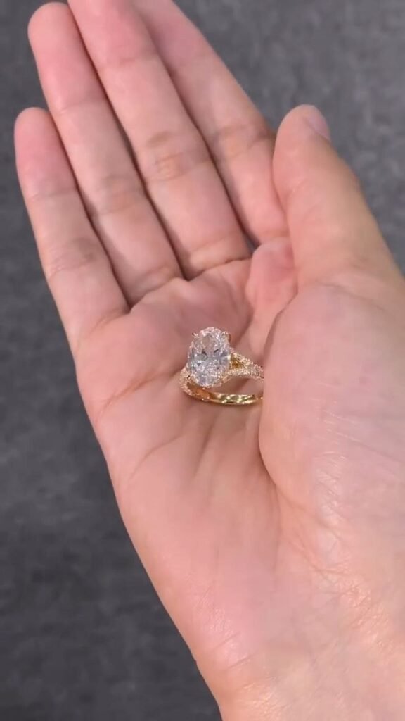 Elegant gold ring with stones - Photo 1