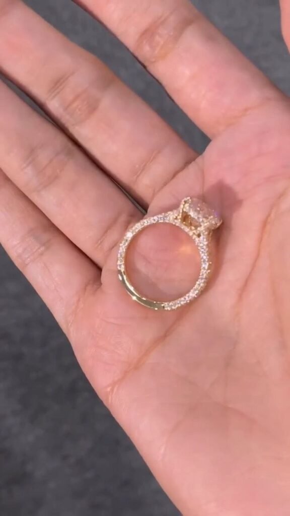 Elegant gold ring with stones - Photo 3